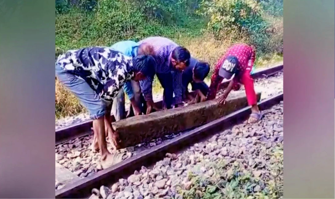 রেললাইনের স্লিপার ফেলে ট্রেন দুর্ঘটনার চেষ্টা